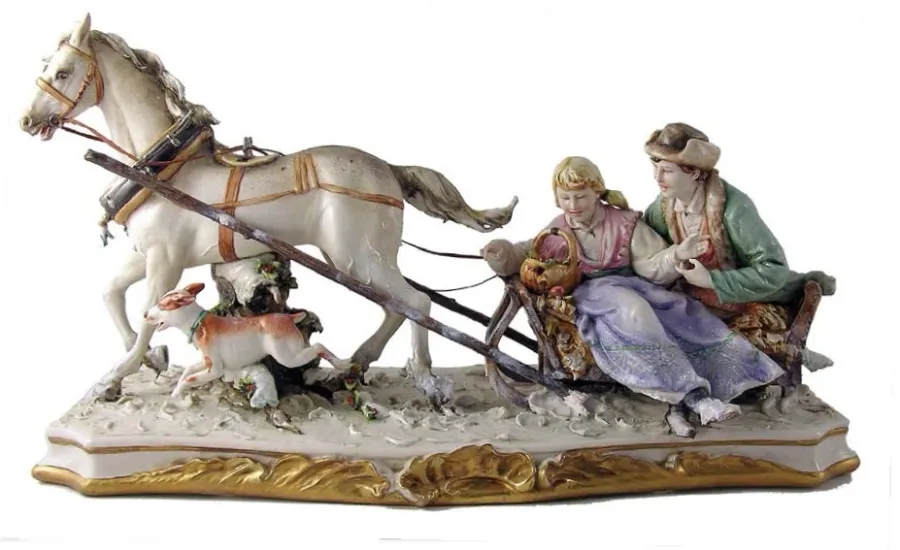 obrazek 1 Ludzie jadący saniami - figurka porcelanowa