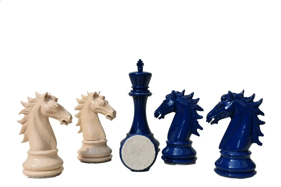 obrazek 1 Perłowo-białe i niebieskie lakierowane figury szachowe - The Chess Empire