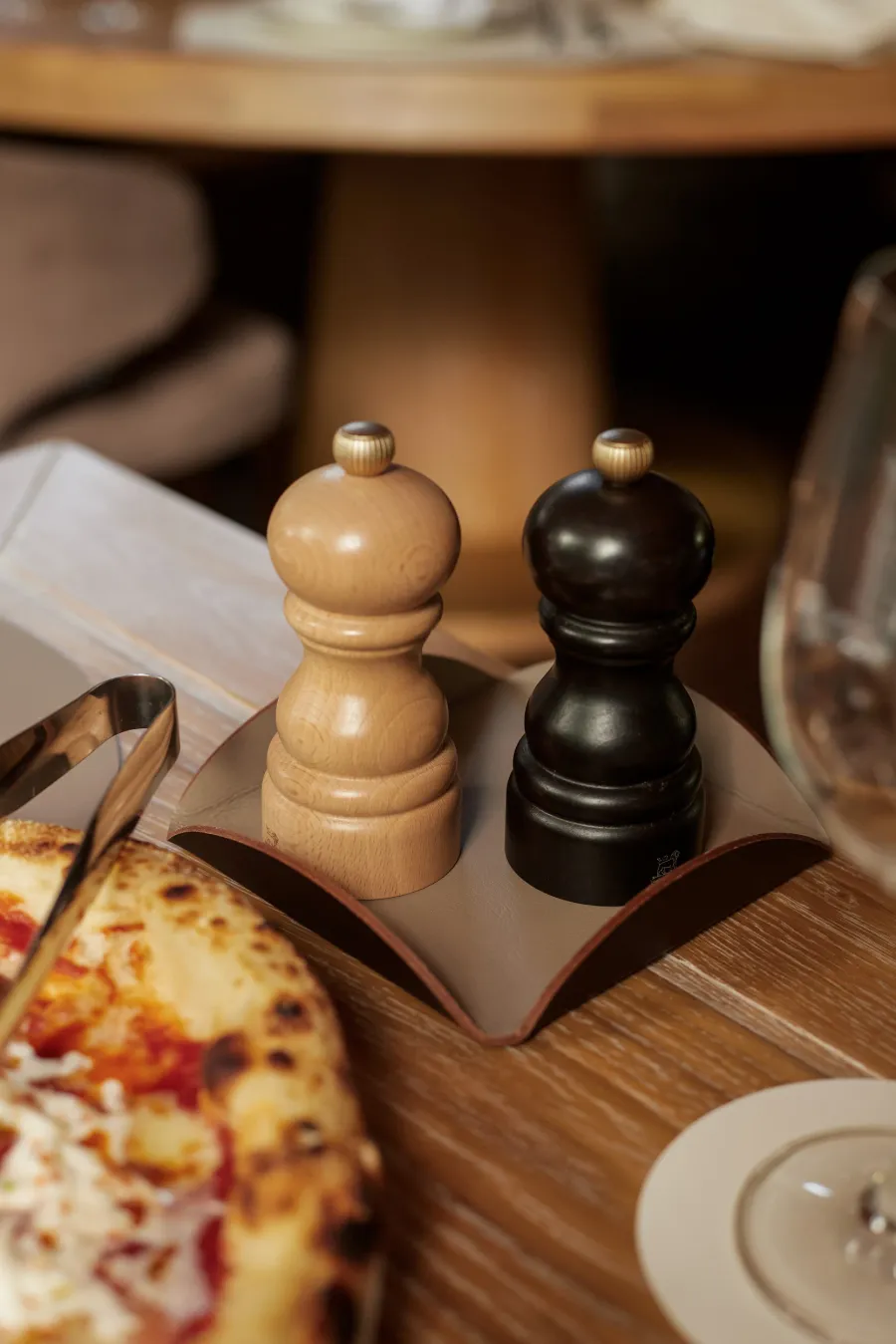 obrazek 3 Skórzana podkładka na stół w rozmiarze 15x15xH2,5 cm w kolorze cappuccino