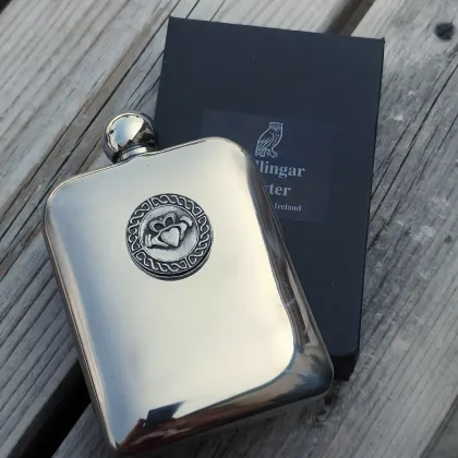 Zdjęcie Piersiówka na alkohol z pewteru ze zdobieniem wzorem Claddagh