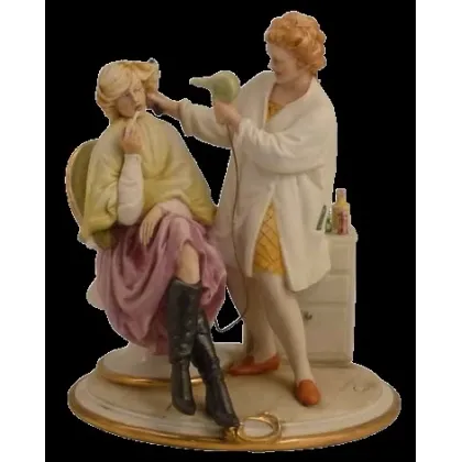 Zdjęcie Włoska porcelana do gabinetu - figurka fryzjerki
