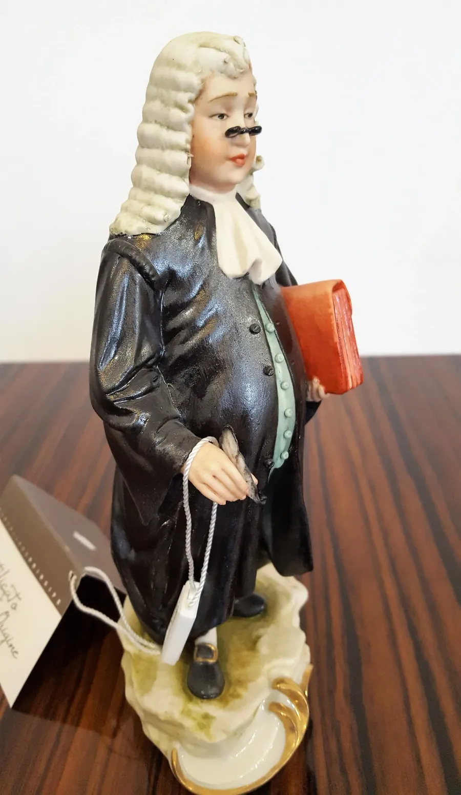 obrazek 5 Elegancka porcelanowa figurka notariusza