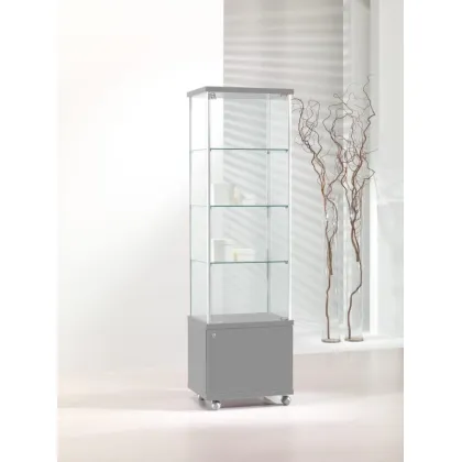 Zdjęcie Klasyczna witryna – słupek z trzema półkami i drewnianym szczytem