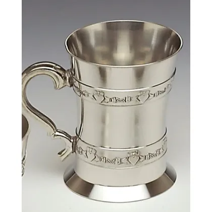 Zdjęcie Ekskluzywny kufel zdobiony wzorem z Claddagh wykonany z pewteru