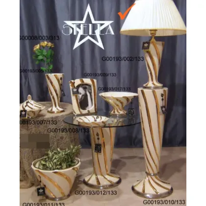 Picture A chic ceramic lamp decorated with gold stripes
