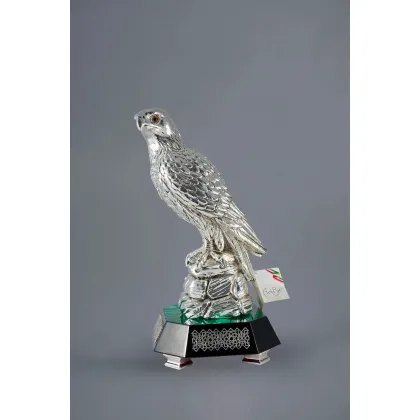 Zdjęcie Nowoczesna ozdoba w postaci jastrzębia na skale z malachitową podstawą - ArtBe