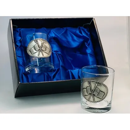 Zdjęcie Zestaw kryształowych szklanek do whisky z cynowym emblematem przedstawiającym skrzyżowane flagi Irlandii i Stanów Zjednoczonych