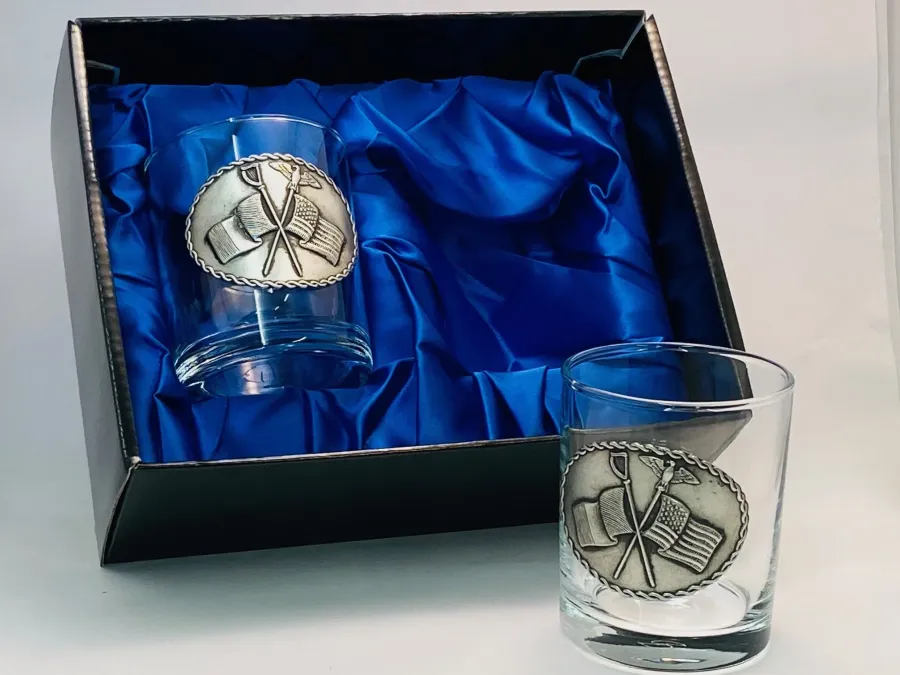 obrazek 1 Zestaw kryształowych szklanek do whisky z cynowym emblematem przedstawiającym skrzyżowane flagi Irlandii i Stanów Zjednoczonych