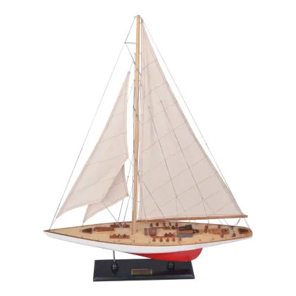Zdjęcie Czerwono-biały model jachtu Endeavour - Authentic Models