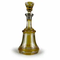 Zdjęcie Żółta kryształowa butelka na alkohol z XX wieku