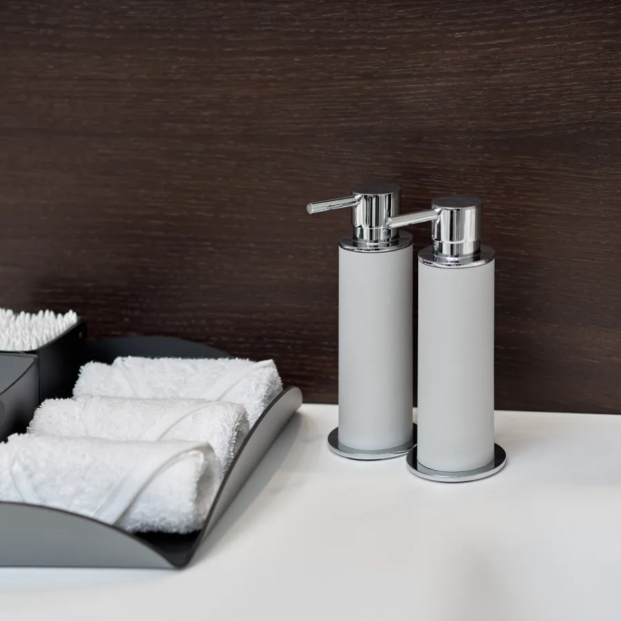 obrazek 2 Ekskluzywny chromowany dozownik Ø7xH19 cm z wykończeniem w kolorze beżowo-szarym