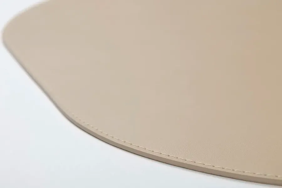 obrazek 2 Elegancka skórzana podkładka na biurko w kolorze cappuccino - do gabinetu