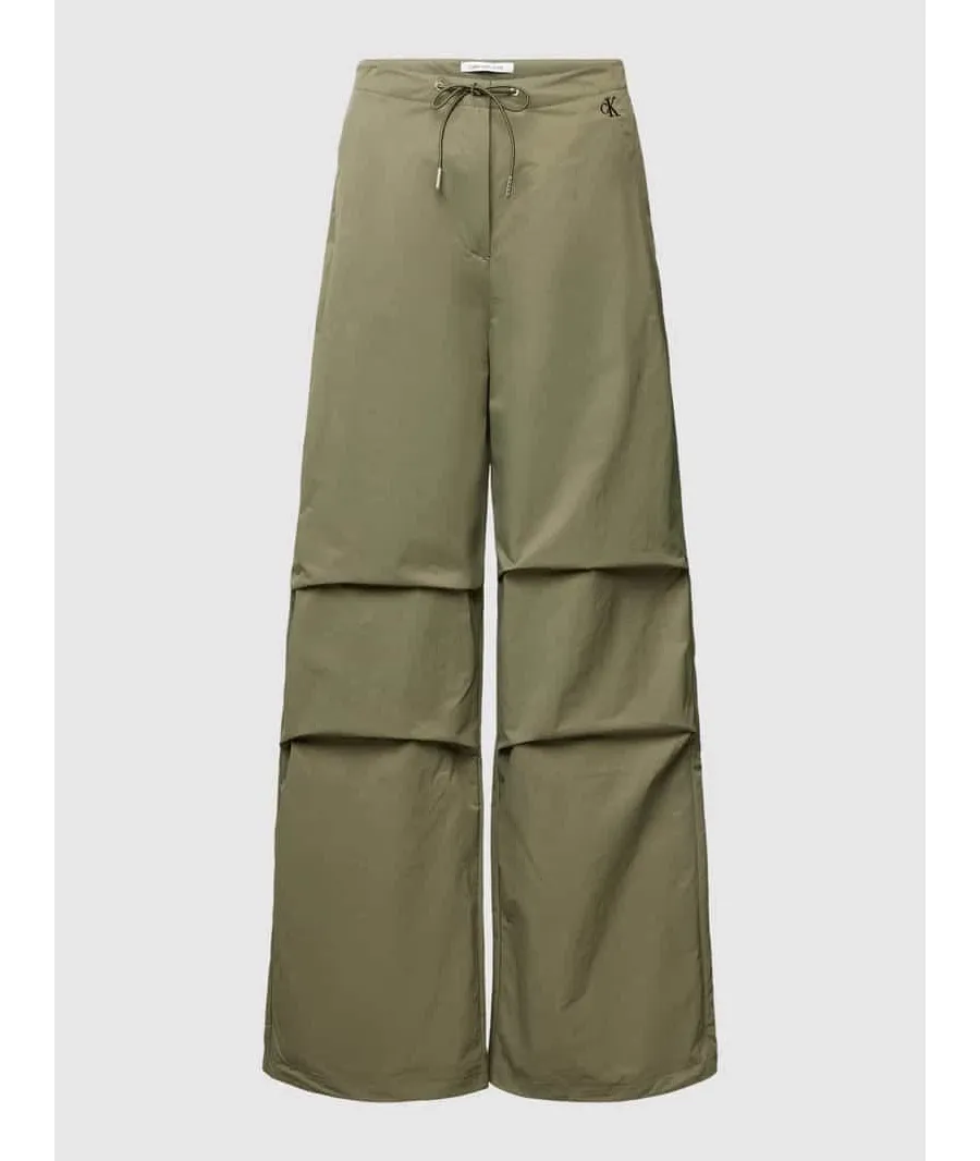 obrazek 1 Calvin Klein Jeans Spodnie materiałowe Parachute Pant J20J222609 Khaki Regular Fit