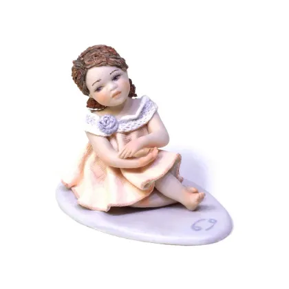 Zdjęcie Porcelanowa dziewczynka jak statuetka znaku zodiaku rak - Sibania