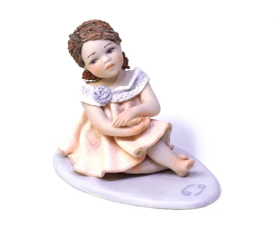 obrazek 1 Porcelanowa dziewczynka jak statuetka znaku zodiaku rak - Sibania