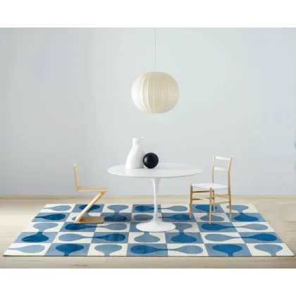 Zdjęcie Oryginalny dywan z wełny i jedwabiu w odcieniach kości słoniowej i błękitu