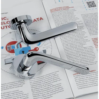 Zdjęcie Włoska klamka Roboquattro z dolną rozetą na klucz lub wkładkę