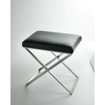 Zdjęcie Ekskluzywny stołek ze skrzyżowanymi nogami i skórzanym siedziskiem – 3SC