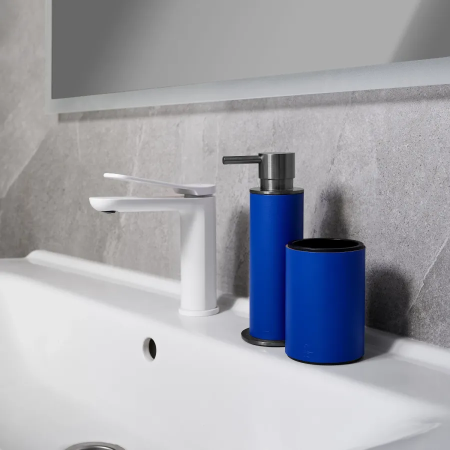 obrazek 2 Dozownik do łazienki Ø7xH19 cm ze skórzanym wykończeniem w kolorze błękitu Majorelle