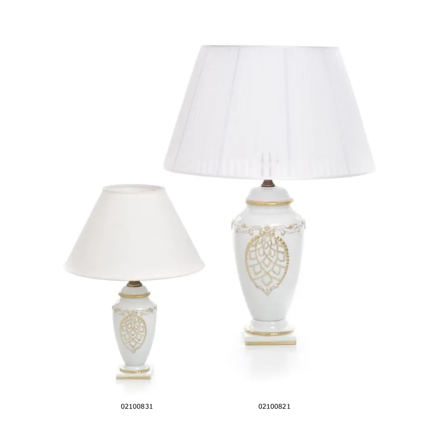 obrazek 2 Wysoka porcelanowa lampa z subtelnym zdobieniem