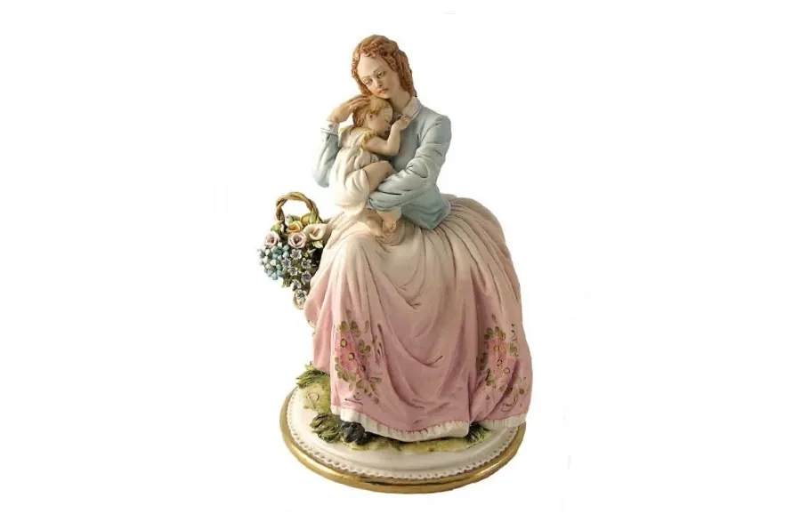 obrazek 1 Matka z dzieckiem w ogrodzie - porcelanowa figurka
