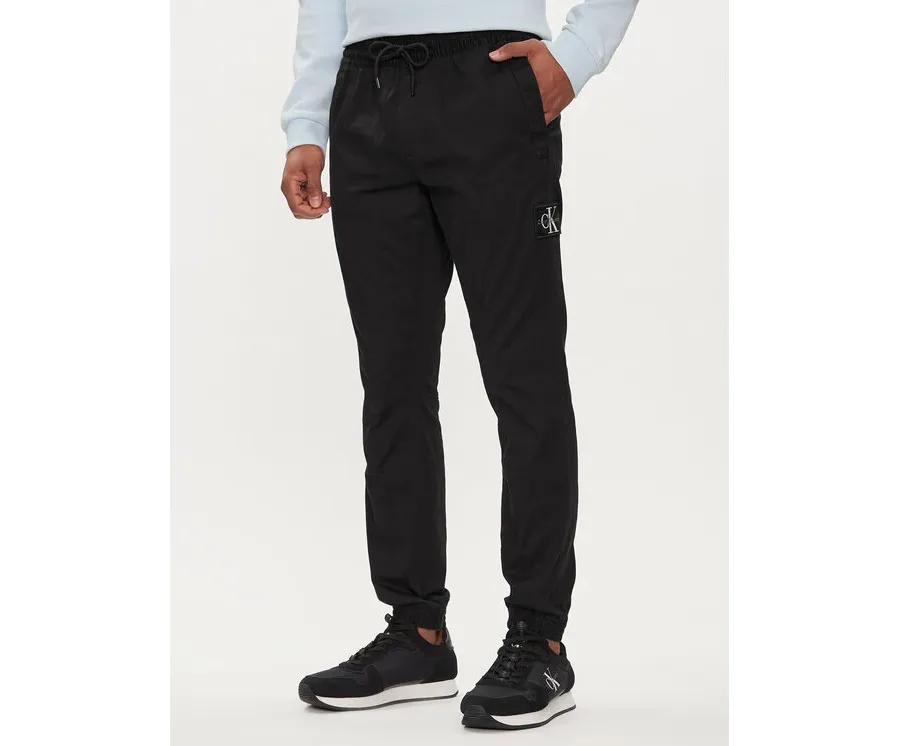 obrazek 1 Calvin Klein Jeans Joggery Badge J30J325114 Czarny Skinny Fit