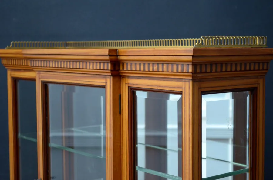 obrazek 5 Najwyższej jakości witryna / stół z satynowym drewnem edwardiańskim
