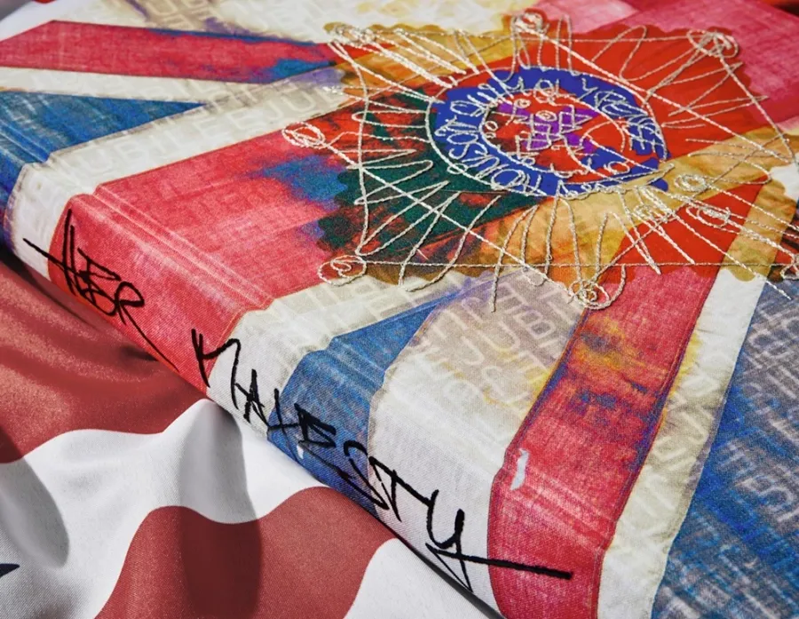 obrazek 4 Książka Her Majesty, Vivienne Westwood Edition No. 1–500, Harry Benson ‘Royal Greeting’ - Taschen