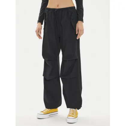 Zdjęcie Converse Spodnie materiałowe W Parachute Pant 10026399-A01 Czarny Loose Fit