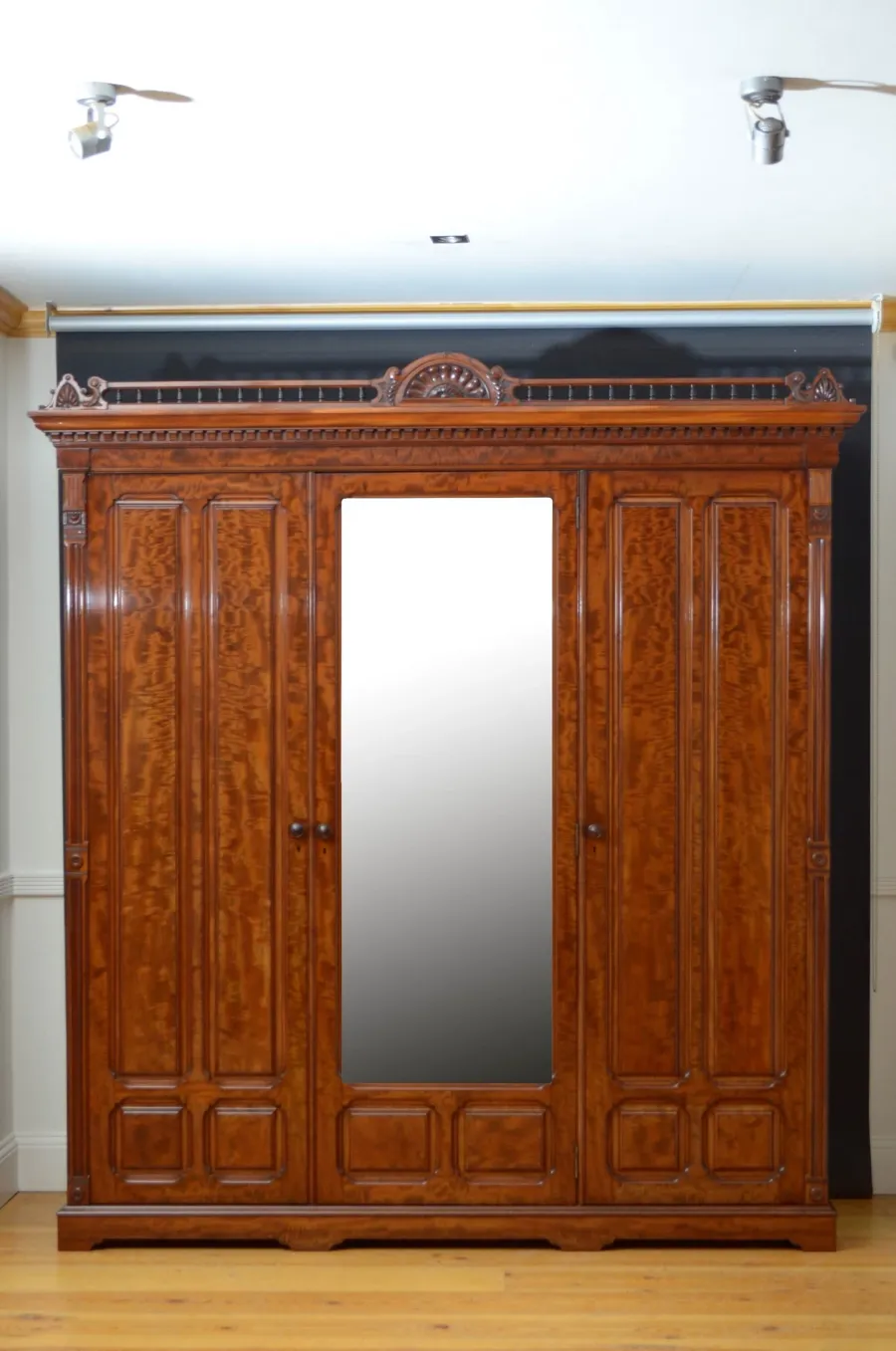 obrazek 1 Edwardian Mahogany - przepiękna 3-drzwiowa szafa antyk