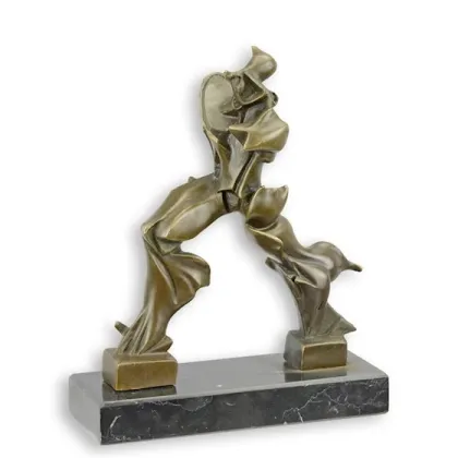 Zdjęcie Stylowa rzeźba obrazująca unikalne formy ciągłości w przestrzeni wykonana z brązu