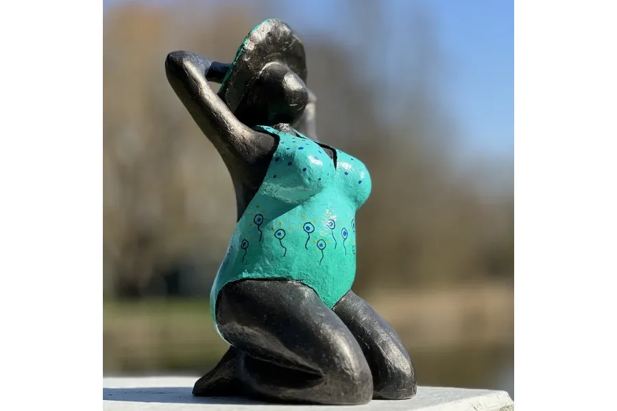 obrazek 3 Fantastyczna rzeźba przedstawiająca kobietę na kolanach w niebieskim kostiumie kąpielowym - doskonała ozdoba do ogrodu