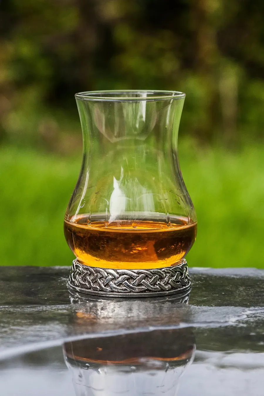obrazek 3 Oryginalna szklanka do whisky z podstawą zdobioną celtyckim wzorem – prezent na wyjątkową okazję