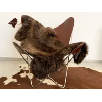 Zdjęcie Ładny dywan z naturalnej skóry owczej do salonu