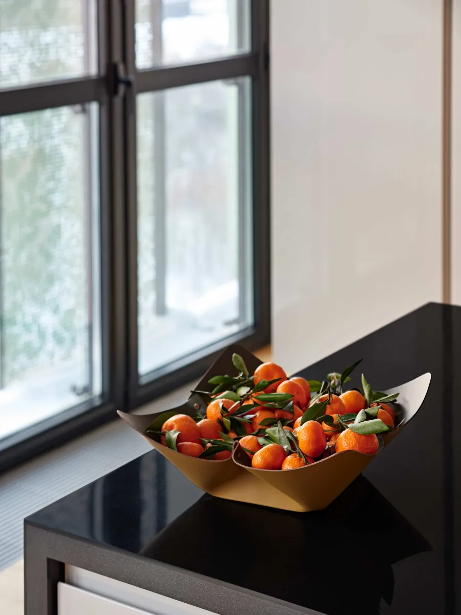 picture 3 Leather fruit bowl Ø45 cm in the shape of a flower, mustard color