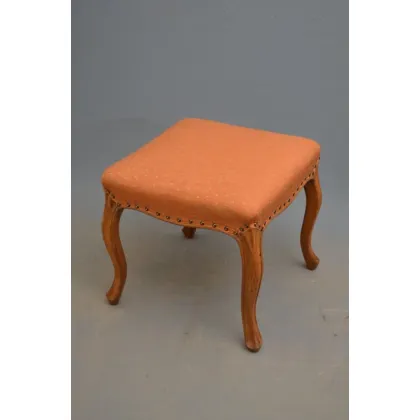 Zdjęcie Elegancki taboret toaletka z drewna orzechowego z kwadratowym siedziskiem - antyk