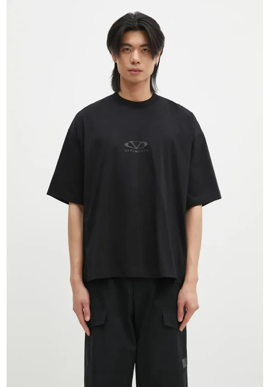 obrazek 1 VETEMENTS t-shirt bawełniany Oval Logo Cropped Boxy kolor czarny z nadrukiem UA66TR600BB