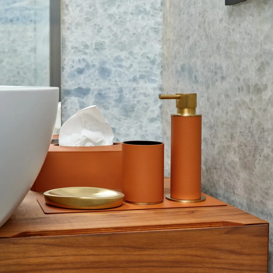 obrazek 2 Stylowy uchwyt na kubek Ø7xH10,5 cm w kolorze koniakowym ze złotym wykończeniem