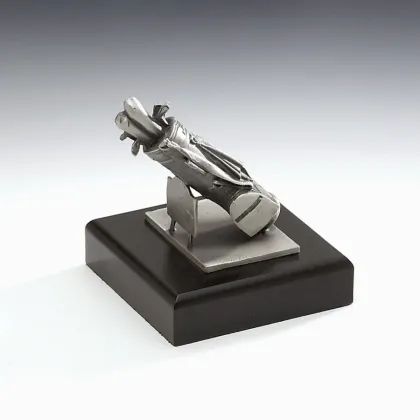 Zdjęcie Wyjątkowa statuetka przedstawiająca torbę z kijami do golfa – nagroda dla golfisty