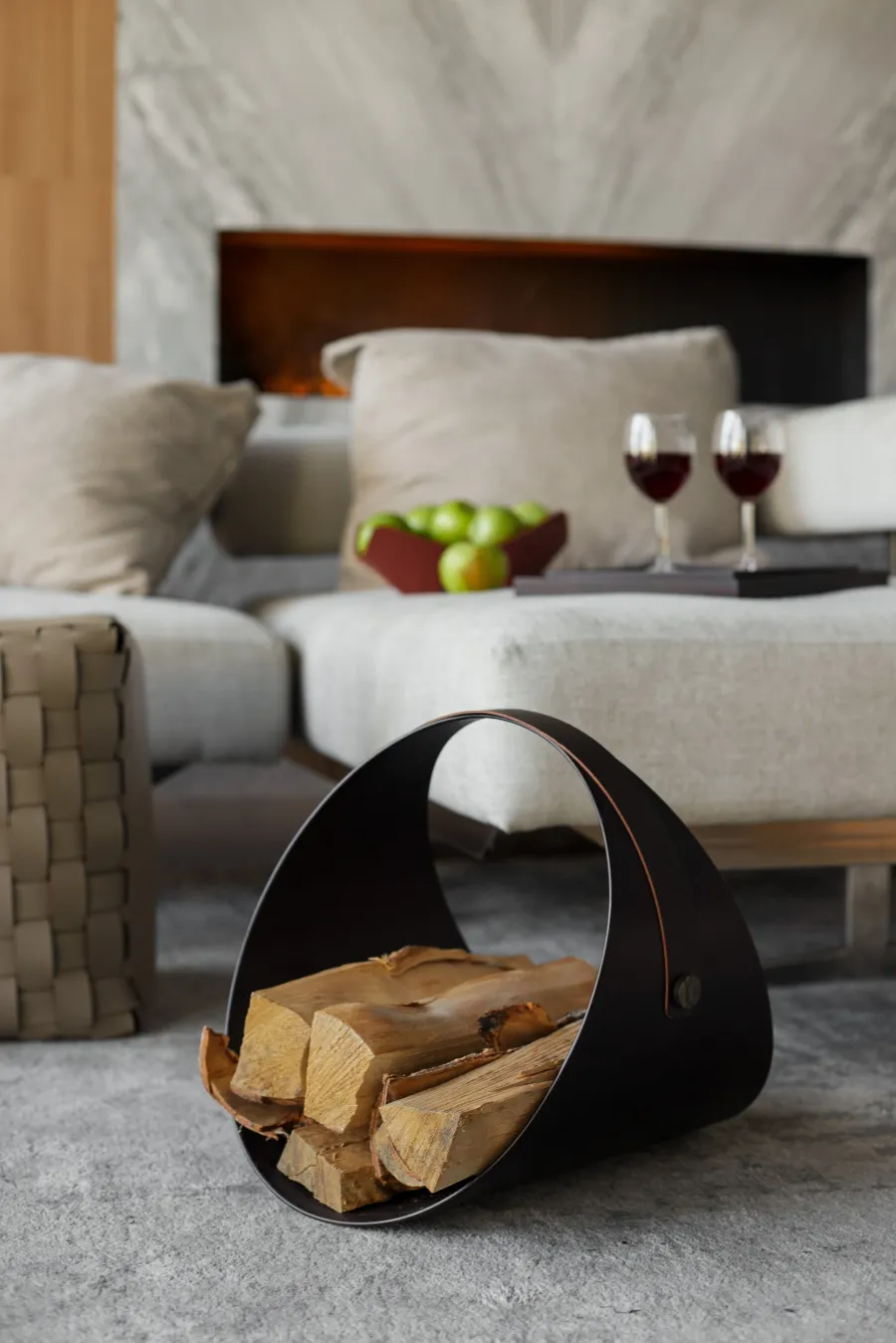 obrazek 2 Niepowtarzalny czarny stojak na drewno do kominka lub czasopisma