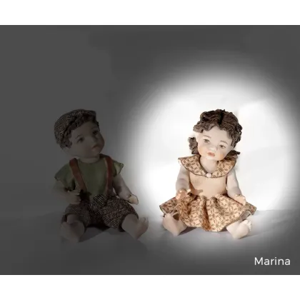Zdjęcie Lalka siedzącej dziewczynki z porcelany - Sibania