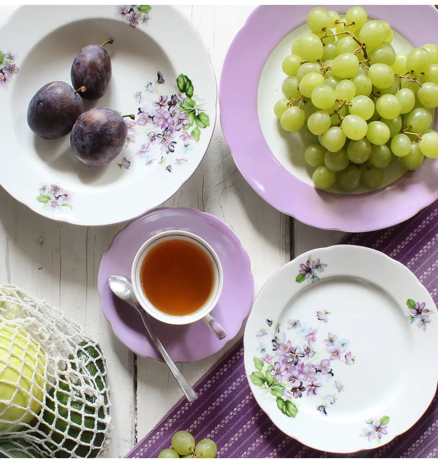 obrazek 2 Stylowy porcelanowy głęboki talerz zdobiony małymi kwiatami fiołków – Leander