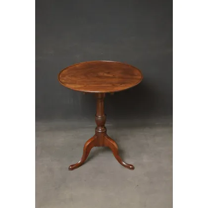 Zdjęcie Georgiański stolik z jednoczęściowym blatem z wymodelowanego mahoniu na obracanej kolumnie urny zakończonej 3 nogami