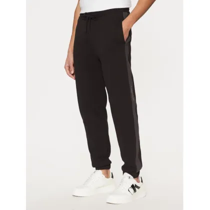 Zdjęcie Calvin Klein Jeans Spodnie dresowe J30J327243 Czarny Regular Fit