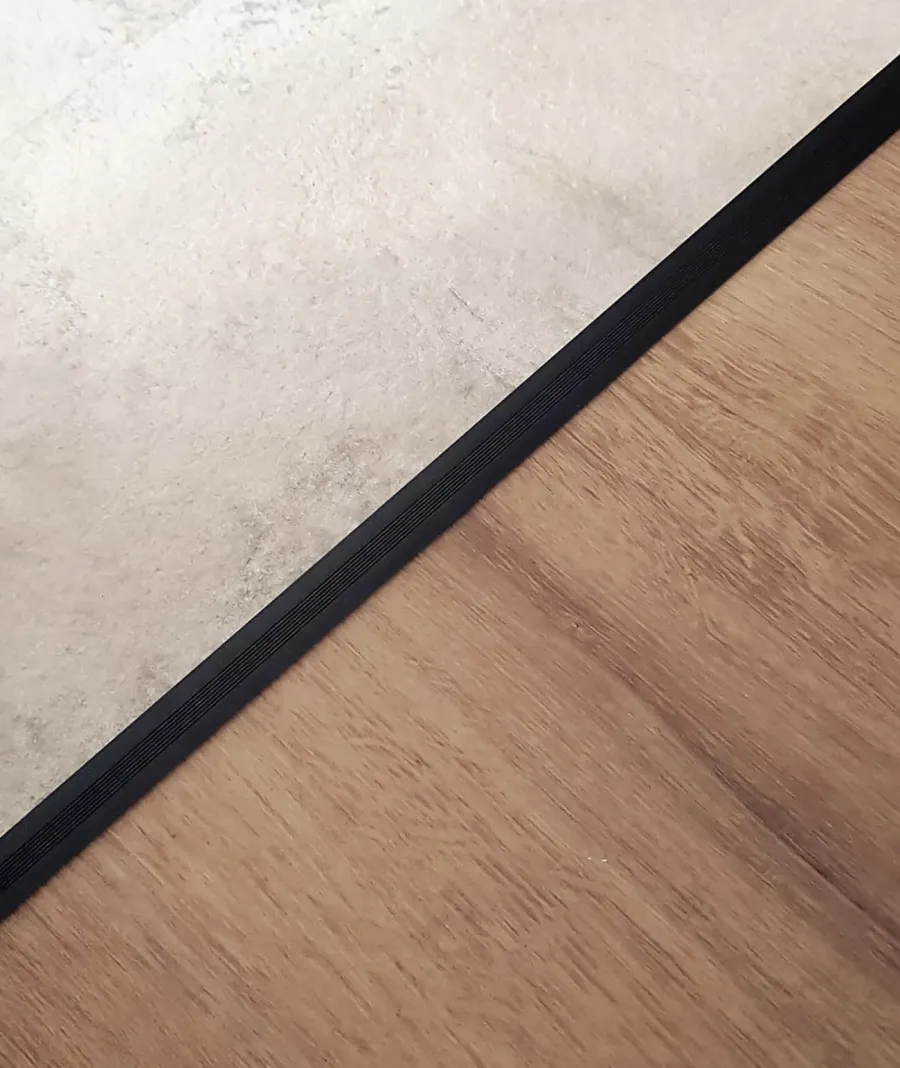 obrazek 1 200 x 2 x 0,1 cm Minileiste - (czarny) - Minimalistyczna listwa aluminiowa łączeniowa międzypodłogowa UL20X5-03