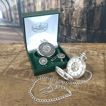 Zdjęcie Stylowy męski zegarek kieszonkowy i spinki do mankietów z pewteru zdobione dużym wzorem koniczyny