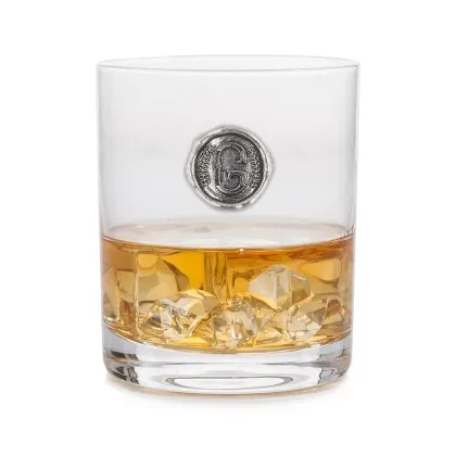 Zdjęcie Stylowy prezent – szklanka do whisky z cynowym emblematem z literą „G”