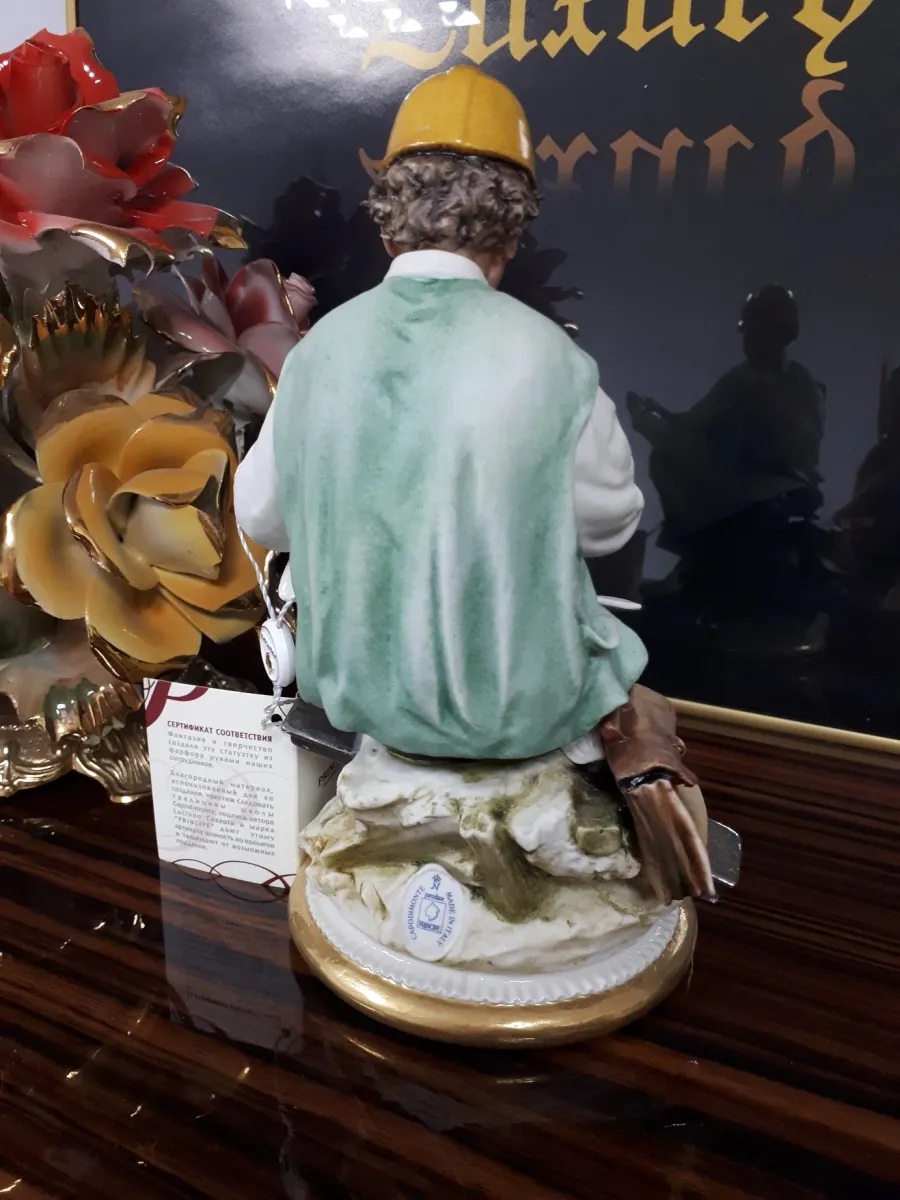 obrazek 5 Stylowa porcelanowa figurka inżyniera