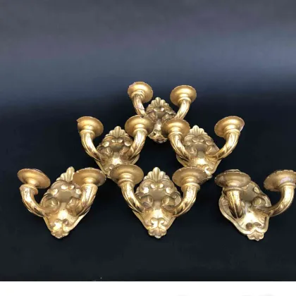 Zdjęcie Sześć złotych kinkietów z dwoma zakończeniami świetlnymi