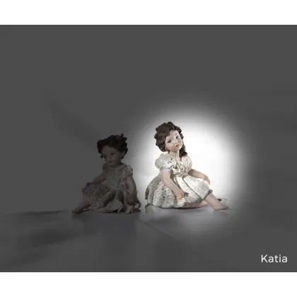 Zdjęcie Dziewczynka z porcelany ubrana w biało-jasnoniebieską sukienkę - Sibania
